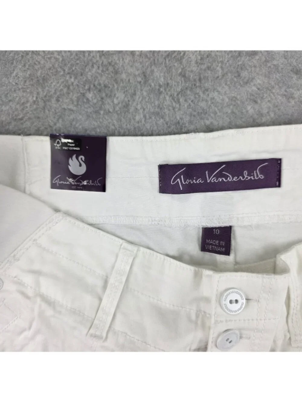 Gloria Vanderbilt Marion Bermuda Shorts Womens 10 White Cargo NWT Stretch Casual